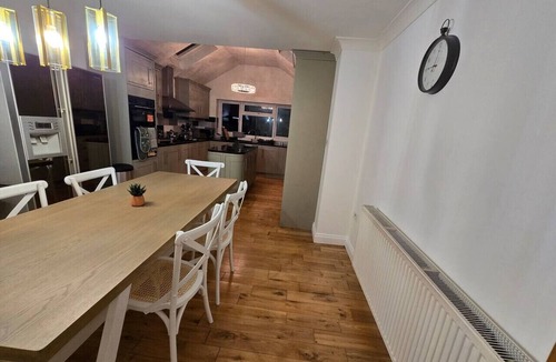 Quedgeley House | Entire House Quedgeley, Gloucester