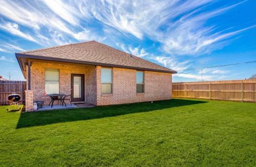 Lubbock House | Entire House~ Spacious~ Prime Location~ Backyard