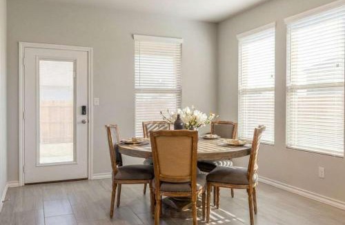 Lubbock House | Entire House~ Spacious~ Prime Location~ Backyard
