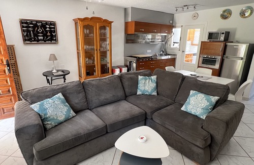 La Zenia House | Entire House - Walk to beach, bars and restaurants!