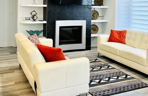 Saskatoon House | Entire house with indoor Fireplace and Jacuzzi