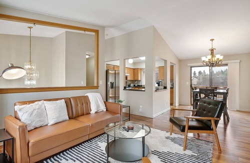 Kent House | Entire Kent/Renton Home with Two Master Suites