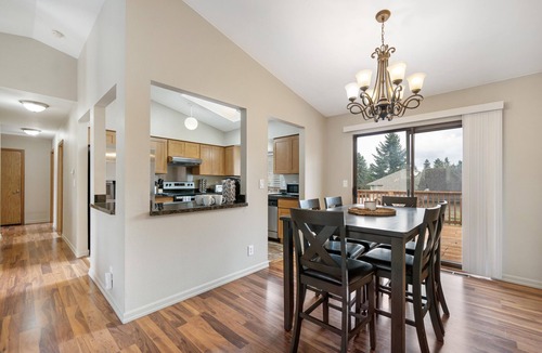 Kent House | Entire Kent/Renton Home with Two Master Suites