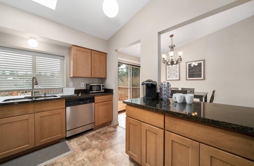 Kent House | Entire Kent/Renton Home with Two Master Suites