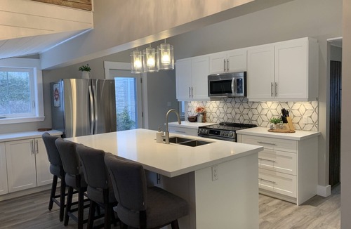 Scugog Cottage | Entire Lakefront Cottage + BoathousenCozy & Peaceful with Stunning Views