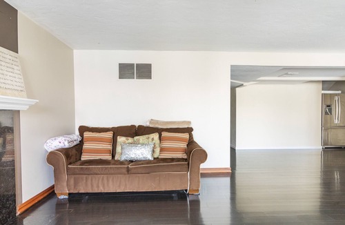 Bryn Mawr-Skyway House | ENTIRE LAKEFRONT HOME