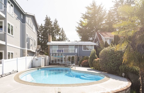 Bryn Mawr-Skyway House | ENTIRE LAKEFRONT HOME