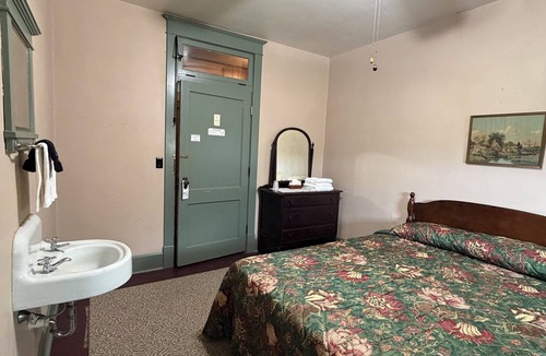 Steelville Cabin | Entire Lodge, 50 rooms, Dinner and Breakfast included, Steelville, MO