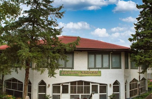 Steelville Cabin | Entire Lodge, 50 rooms, Dinner and Breakfast included, Steelville, MO