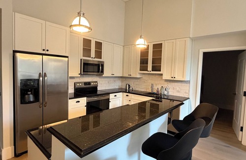 Historic Downtown Apartment | Entire Luxury Apartment just minutes to Manhattan Spacious 3-bedroom