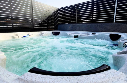 Sault Ste. Marie House | Entire luxury house w/3Bdrm, 2Bthrm, hot tub, EV charger, PS5, BBQ & fire pit