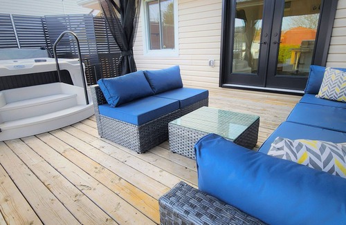 Sault Ste. Marie House | Entire luxury house w/3Bdrm, 2Bthrm, hot tub, EV charger, PS5, BBQ & fire pit