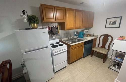 Avondale Melbourne Heights Apartment | Entire Private Apartment, 2 Queens, Kitchen, Laundry Room, Large Dining Table