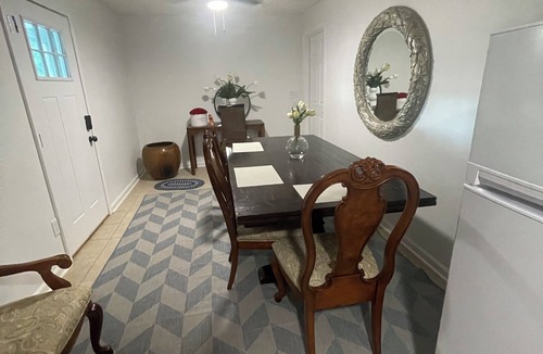 Avondale Melbourne Heights Apartment | Entire Private Apartment, 2 Queens, Kitchen, Laundry Room, Large Dining Table