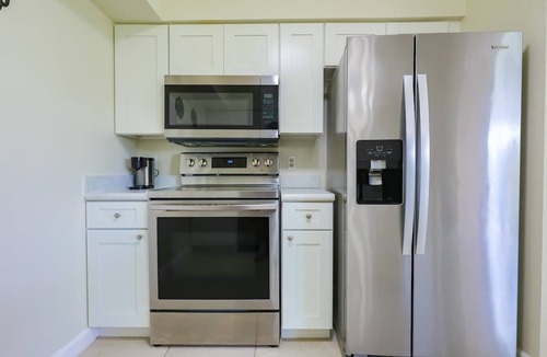 Florida Center North Condo | Entire Renovated Condo/10% OFF on Monthly Rent