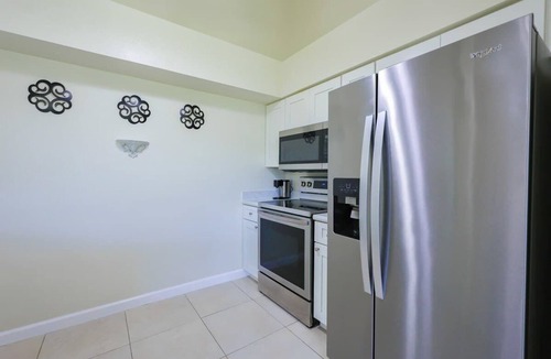 Florida Center North Condo | Entire Renovated Condo/10% OFF on Monthly Rent