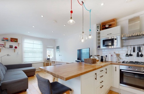 Stroud Green Apartment | Entire rental unit hosted by Alessandro