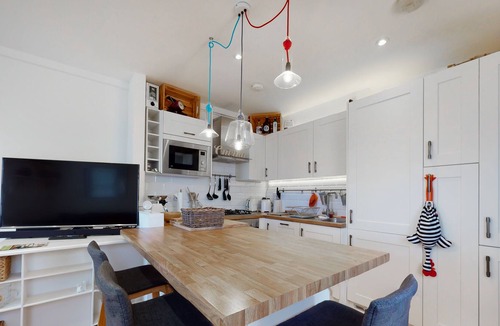 Stroud Green Apartment | Entire rental unit hosted by Alessandro