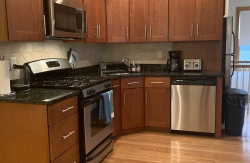Allston Apartment | ENTIRE RENTAL UNIT SPACIOUS TWO BED WITH PARKING