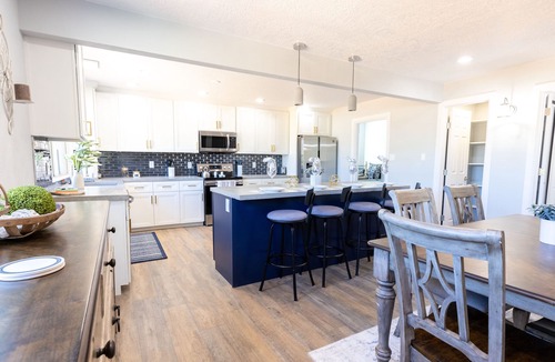 Albuquerque House | Entire Residential Home|2 🏠 in 1|Full Remodel|Huge Yard|🔥 Pit|2 Kitchens|🌄 Views