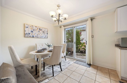 Bayview Glen House | Entire Spacious 5BR Home 6 Beds, 3.5BA, Wi-Fi, 6 TVs, Parking & BBQ