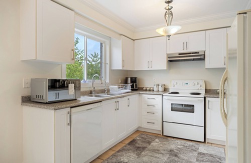 Bayview Glen House | Entire Spacious 5BR Home 6 Beds, 3.5BA, Wi-Fi, 6 TVs, Parking & BBQ