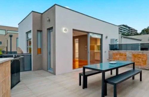 Maribyrnong Apartment | Entire studio with balcony in Maribyrnong