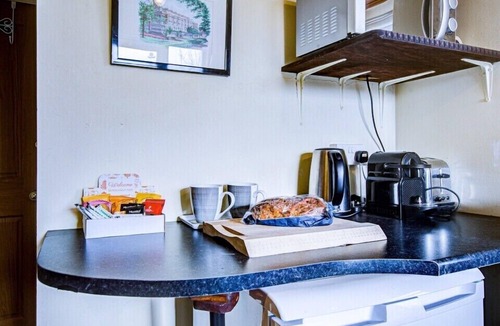 Westcliff-on-Sea Apartment | Entire Studio with private parking and balcony