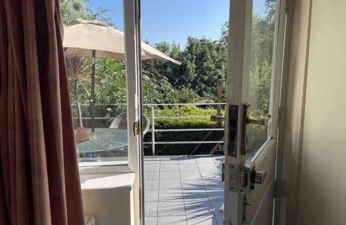 Westcliff-on-Sea Apartment | Entire Studio with private parking and balcony