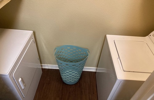 Milton House | Entire Townhouse/Comfy 1BD 1BA/Near Mall&More