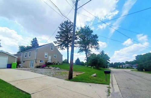Pontiac House | Entire tri-level home with a king master and patio