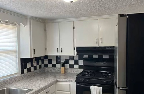 Forsyth Apartment | Entire Unit B - Classic & Spacious-2BR
