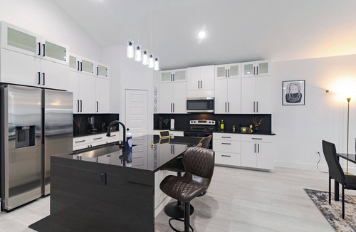 Dallas House | Entire Vacation House in Dallas that serves almost all your needs.