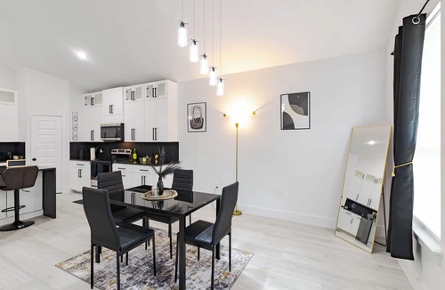 Dallas House | Entire Vacation House in Dallas that serves almost all your needs.