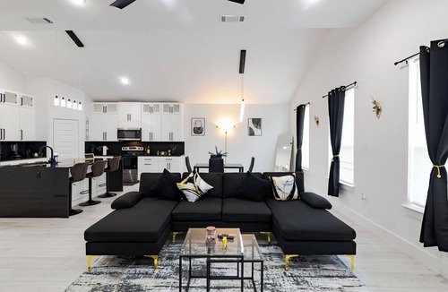 Dallas House | Entire Vacation House in Dallas that serves almost all your needs.