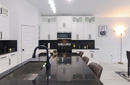 Dallas House | Entire Vacation House in Dallas that serves almost all your needs.