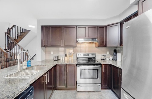 Kitchener House | Entire2Storey+Trampoline+65"+EnclosedYard
