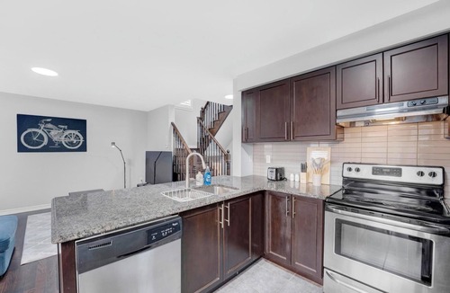 Kitchener House | Entire2Storey+Trampoline+65"+EnclosedYard
