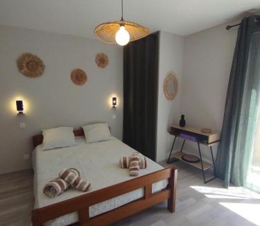 Roubia Bed & Breakfast | Entre canal et garrigue