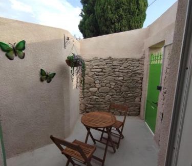 Roubia Bed & Breakfast | Entre canal et garrigue