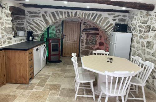 Beaumont Apartment | Entre Eaux et Roches - Gîte dans maison ardéchoise de caractère