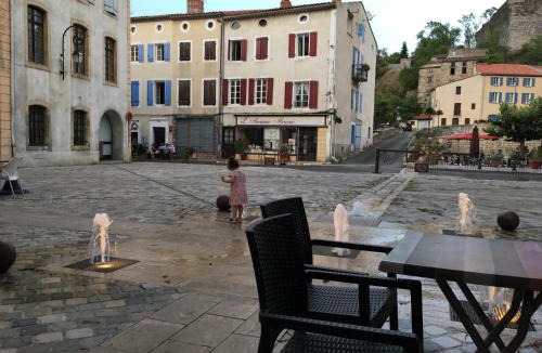 Quillan House | Entre l'église et la place