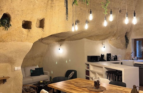 Doue-la-Fontaine House | Entre Nous "Au Troglo" Troglodyte house with jacuzzi
