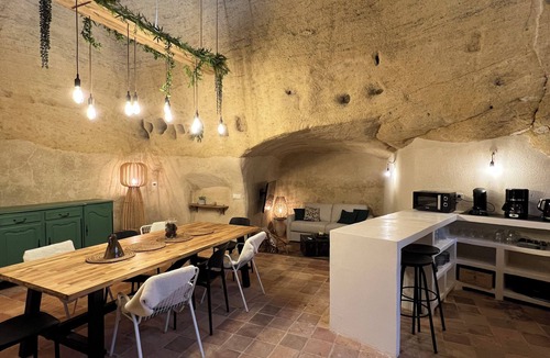 Doue-la-Fontaine House | Entre Nous "Au Troglo" Troglodyte house with jacuzzi