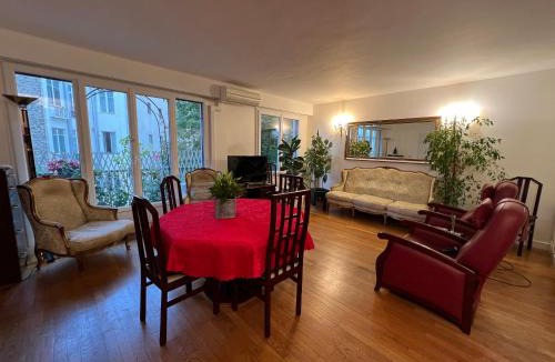 Porte-Dauphine Apartment | Entre Tour Eiffel et Champs Élysées