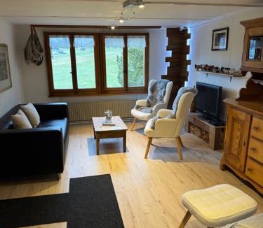 Frutigen Apartment | Enzian 4 Zi Ferienwohnung in Landhaus