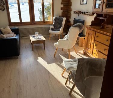 Frutigen Apartment | Enzian 4 Zi Ferienwohnung in Landhaus