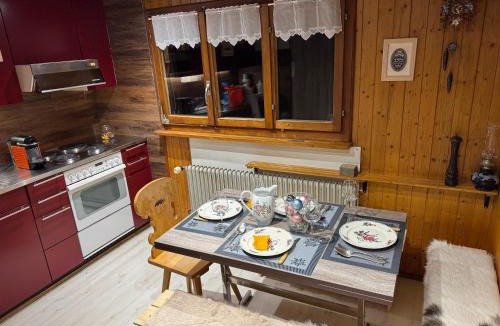 Frutigen Apartment | Enzian 4 Zi Ferienwohnung in Landhaus