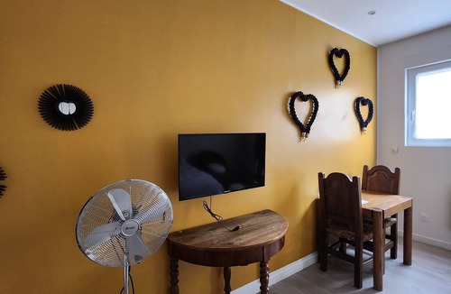 Epernay House | Epernay hyper-center room "Yellow card"