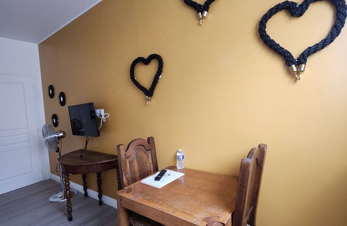 Epernay House | Epernay hyper-center room "Yellow card"